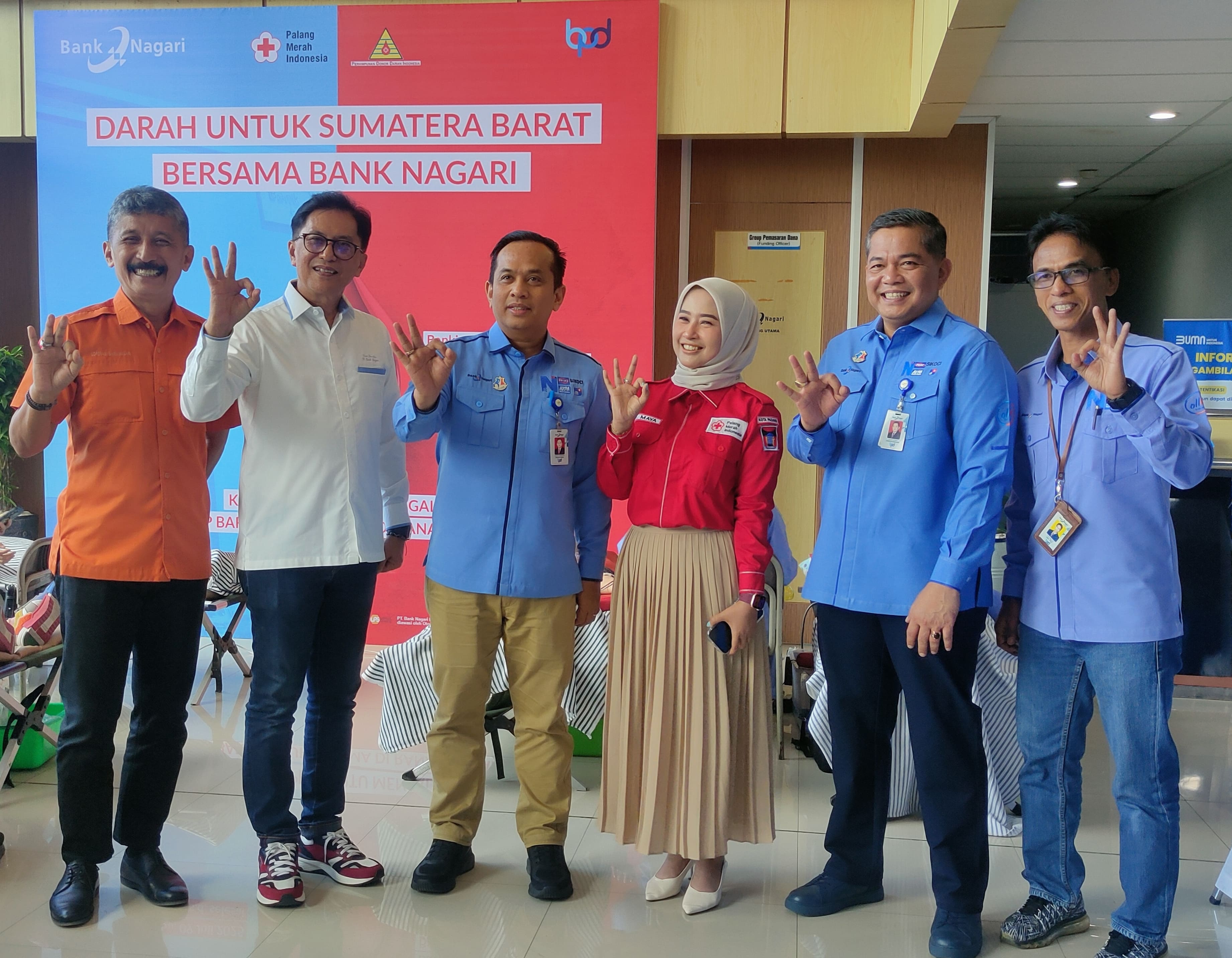Foto Bersama Dirut Bank Nagari dalam rangka Donor darah dengan PMI kota Padang 